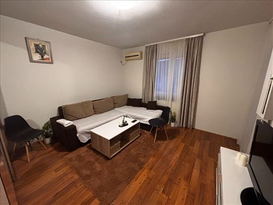 Dvosoban-kompletno namešten ! Bulevar Oslobođenja 