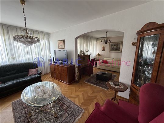 Hotel YU,88m2.3.5. sa pogledom na Dunav