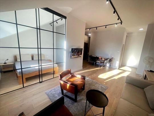 Izdaje se dvosoban moderno opremljen stan u blizin