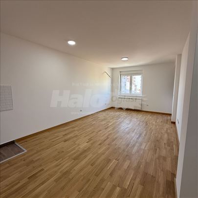 Izdajem nov stan sa parking mestom - nenamešten