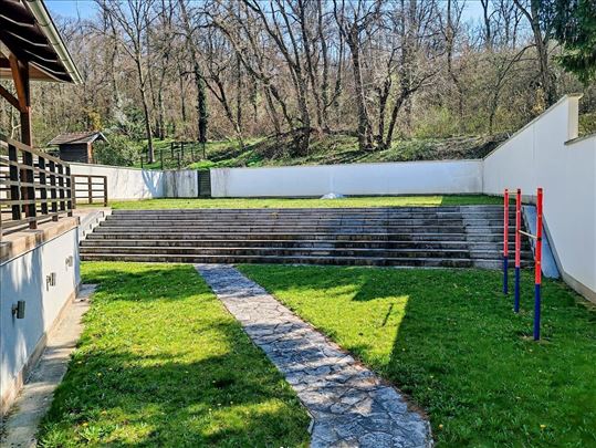 Kanarevo Brdo lux kuća 280 m2, bašta 8 Ari, Sauna