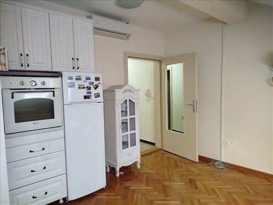 Lep i svetao stan 50 m2– odlična lokacija