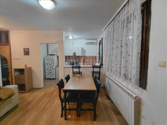 Mirna ulica, dvostran