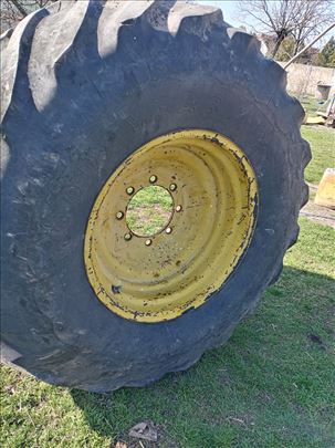 Na prodaju dve gume za kombajn zmaj 