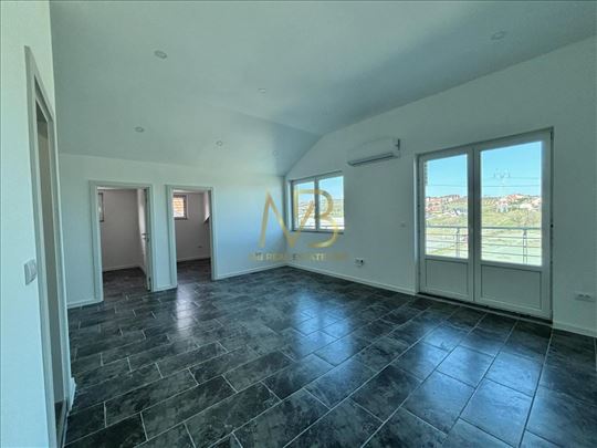 Uknjižen! Odmah useljiv!