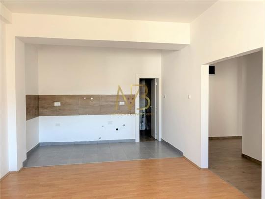 Uknjižen! Odmah useljiv!