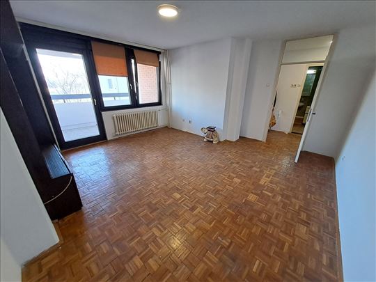 Prazan dvosoban stan od 58 m2 u dr Ivana Ribara