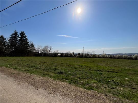 Prelep, ravan plac 40 ari - deljiv, blizu centra