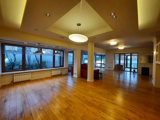 Prostrana kuća sa 4 spavaće i 3 garaže, ID 8091