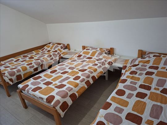 Smeštaj za radnike dvokrevetva i dve trokrevetne