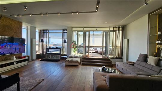 Spektakularan stan sa pogledom na ceo grad