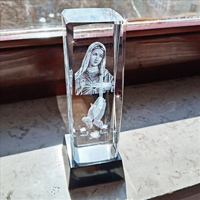 Sveta Bogorodica staklena skulptura