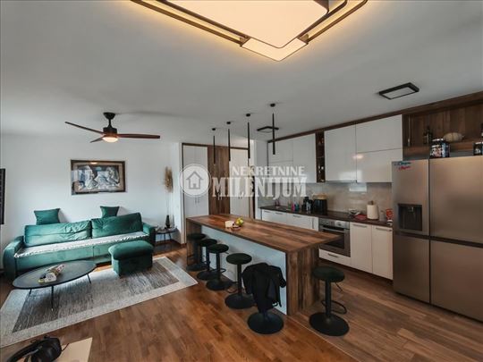 Top ponuda-renoviran 3.0 stan sa bočnim prozorom, 