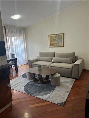 Vukov spomenik, renoviran, parking mesto, ID 25451