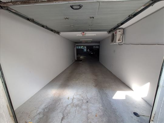 Dubljanska, garažno mesto za manje automobile