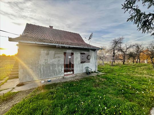 Kuca 56 kvadrata-plac 13.5 ari i pomocni objekti