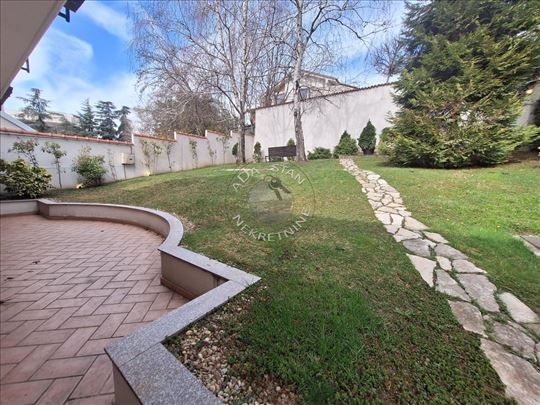 Luksuzna kuća u Diplomatskom naselju sa dvorištem