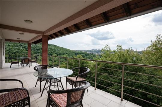 Luksuzna vila na tri nivoa,  5 ari placa, 2 garaze