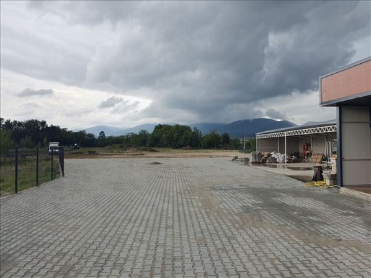 Plac od 85 ari sa objektima u Čačku