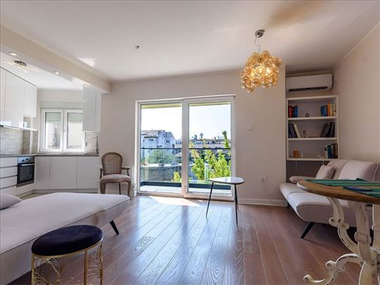 Renoviran stan u centru, Maršala Birjuzova, 44m2