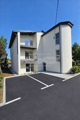 Trosoban stan sa parking mestom vlasnik