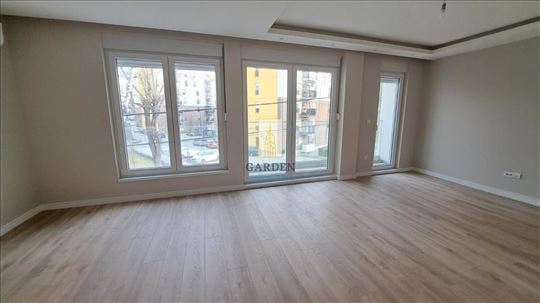 Četvorosoban uknjižen stan, Zemun