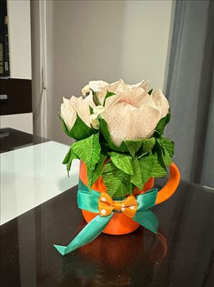 Dekorativna šolja sa cvećem i bombonjerama