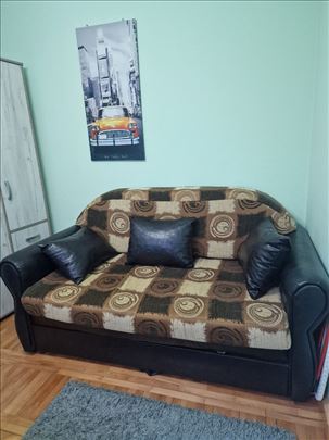 Dvosed knjiga sa fiokama i jastucima na prodaju