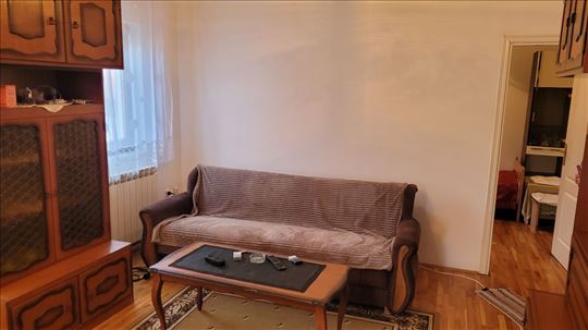 Karaburma, 50m2, I sprat, namešten