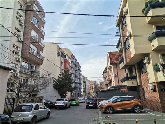 Kvalitetna novogradnja,izvanredna lokacija,odličan