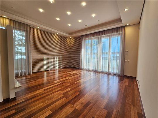 Lux 4.0 stan sa odličnim pogledom na Dedinju