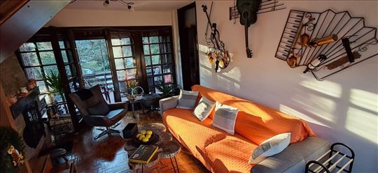 ODLIČNA ponuda!Kuća Grocka,bazen,parking,jezero! 