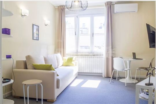 Predivan topao svetao stan! Top lokacija. Krunska