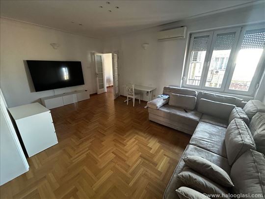 Renoviran salonski stan, Terazije, 100 m² prelep