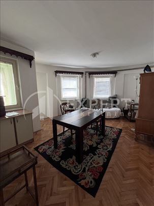 Izdaje se odličan jednoiposoban stan na Bulevaru N