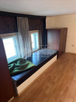 Izdaje se stan-moguć dogovor za gradjevinsk radove