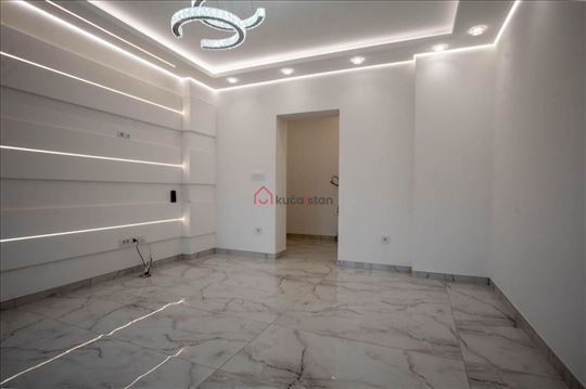 Luksuzno renoviran stan sa terasom!