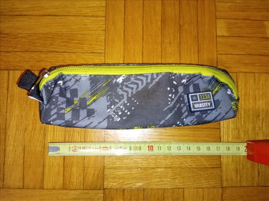 Mala zeleno crna pernica