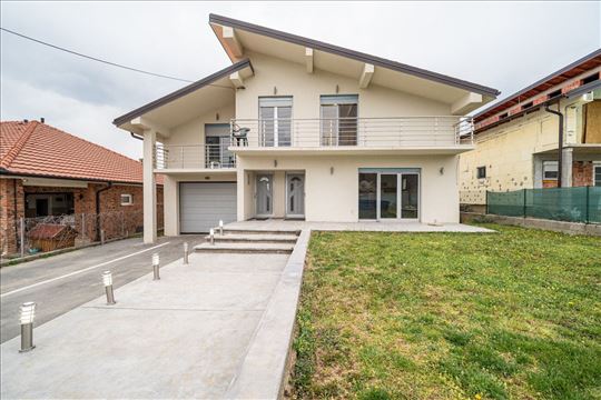 Nova luksuzna kuća sa dvorištem i garažom, Jajinci