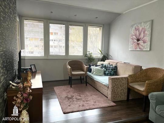 Renoviran, okrenut ka parku, dvostran i svetao ID#