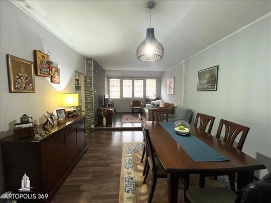 Renoviran, okrenut ka parku, dvostran i svetao ID#