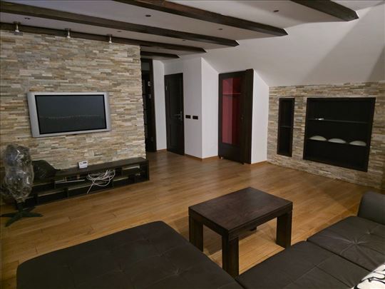 Trosoban stan u blizini Velikog parka 