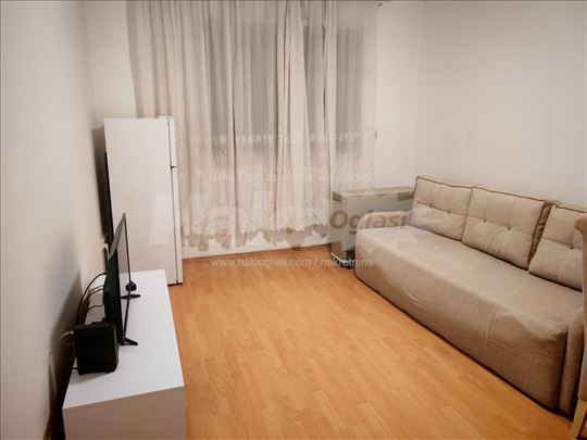 Konforna namestena garsonjera