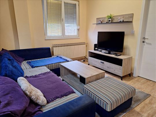 Lep stan sa dvorištem i parking mestom