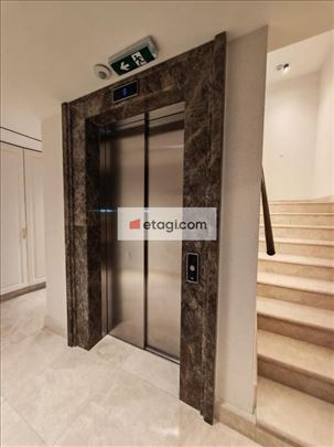 Luksuzan stan u zgradi sa bazenom i spa centrom