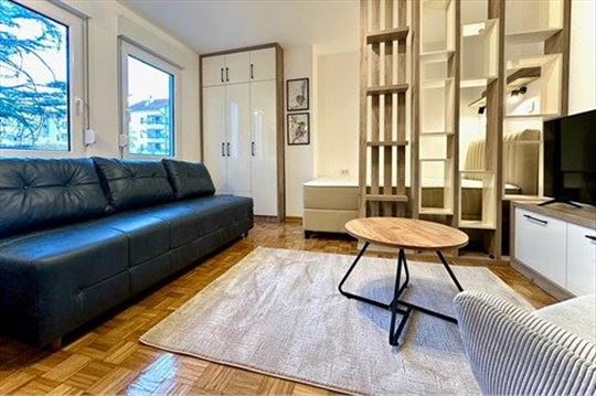 Lux, nov stan, dvorišno oriijentisan.