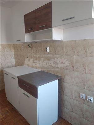 Nenamešten trosoban stan na Karaburmi 68m2