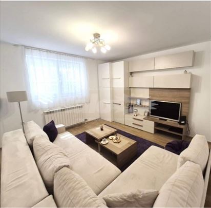 Potpuno namešten trosoban stan – odmah useljiv