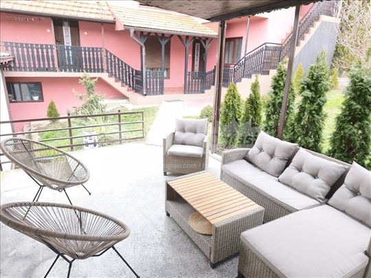 Dve kuce sa tri stambene jedinice u centru Uba