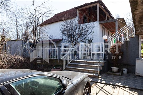 Fina porodična kuća 290m2, sa prelepim pogledom, i